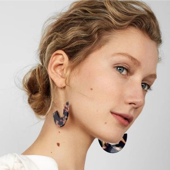 BaubleBar Faidra Resin Drop Earrings in Navy - Picture 5 of 8
